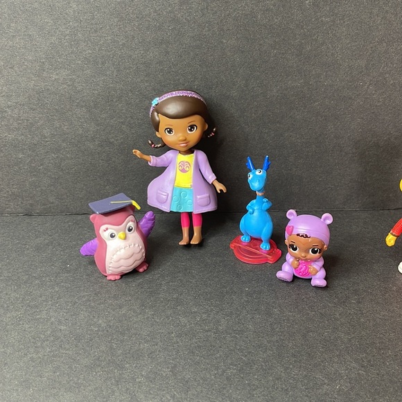 DISNEY DOC MCSTUFFIN AND FRIENDS AND DANIEL TIGERS MINI FIGURES - Picture 2 of 7